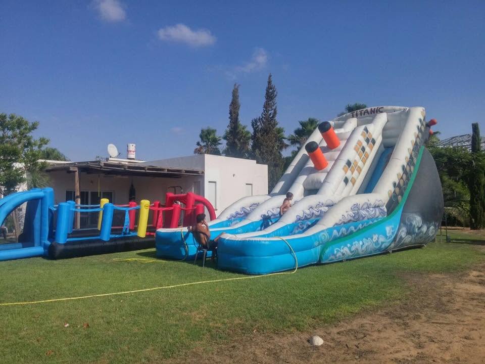 מגלשה כחולה