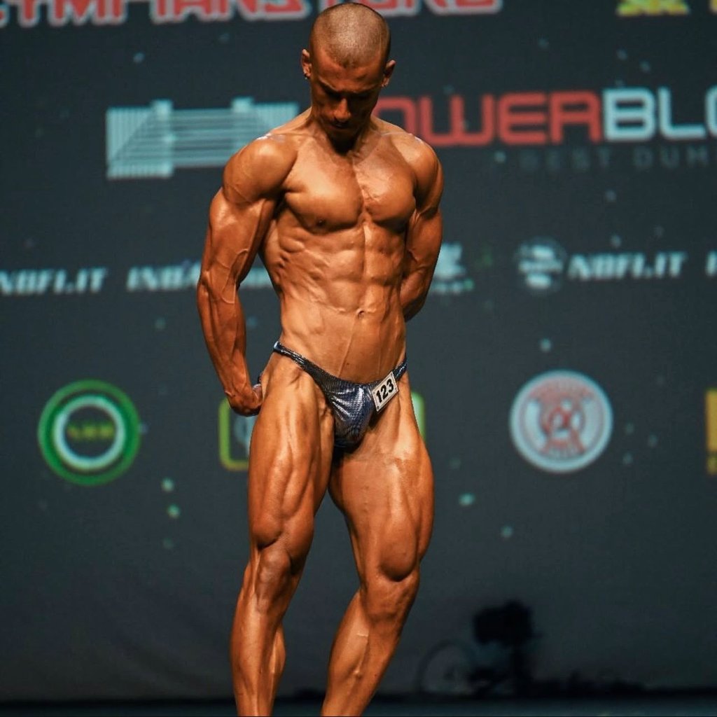 Teotrainer sul palco — Natural Bodybuilder