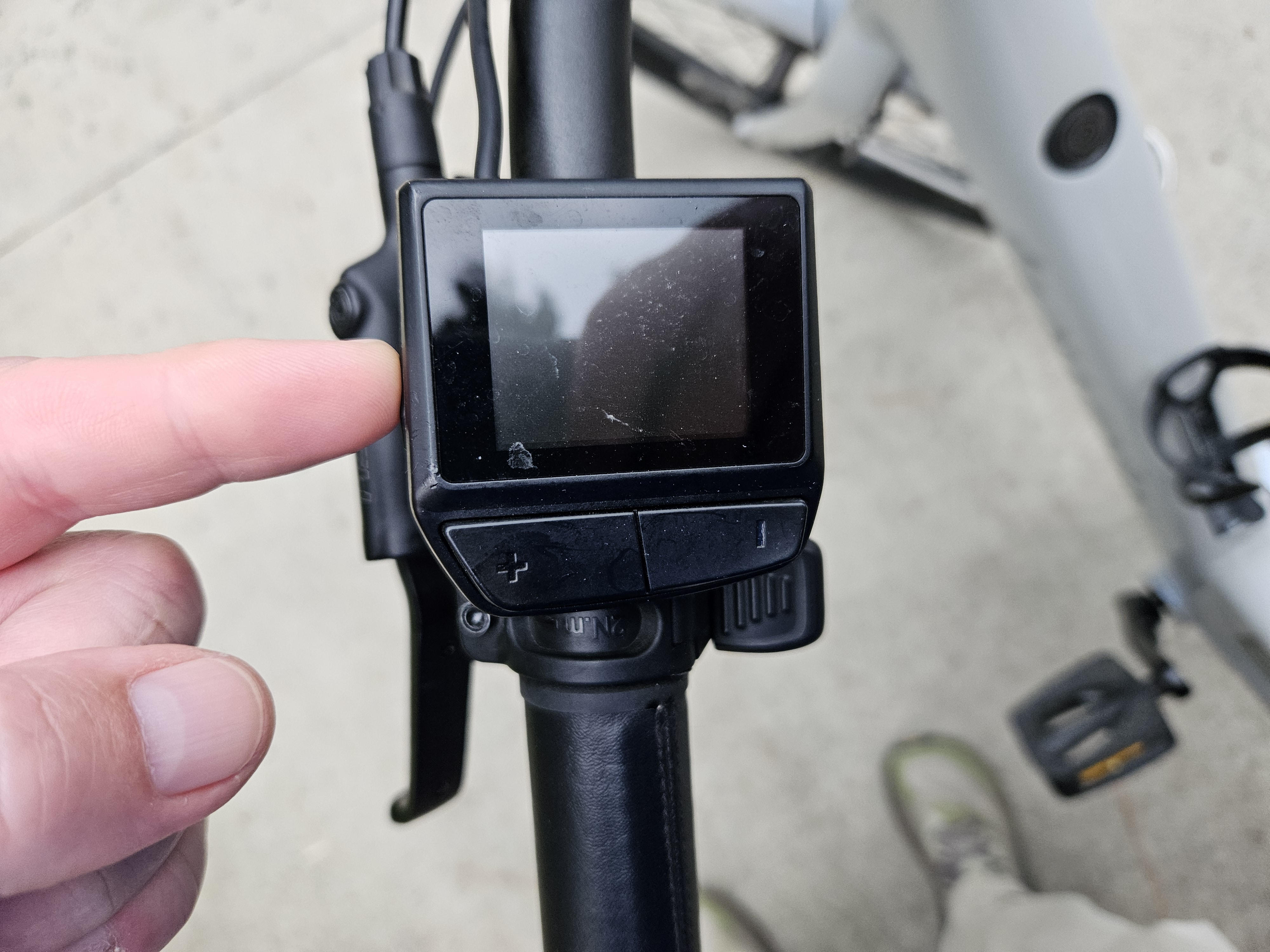 E-bike handlebar display with power button