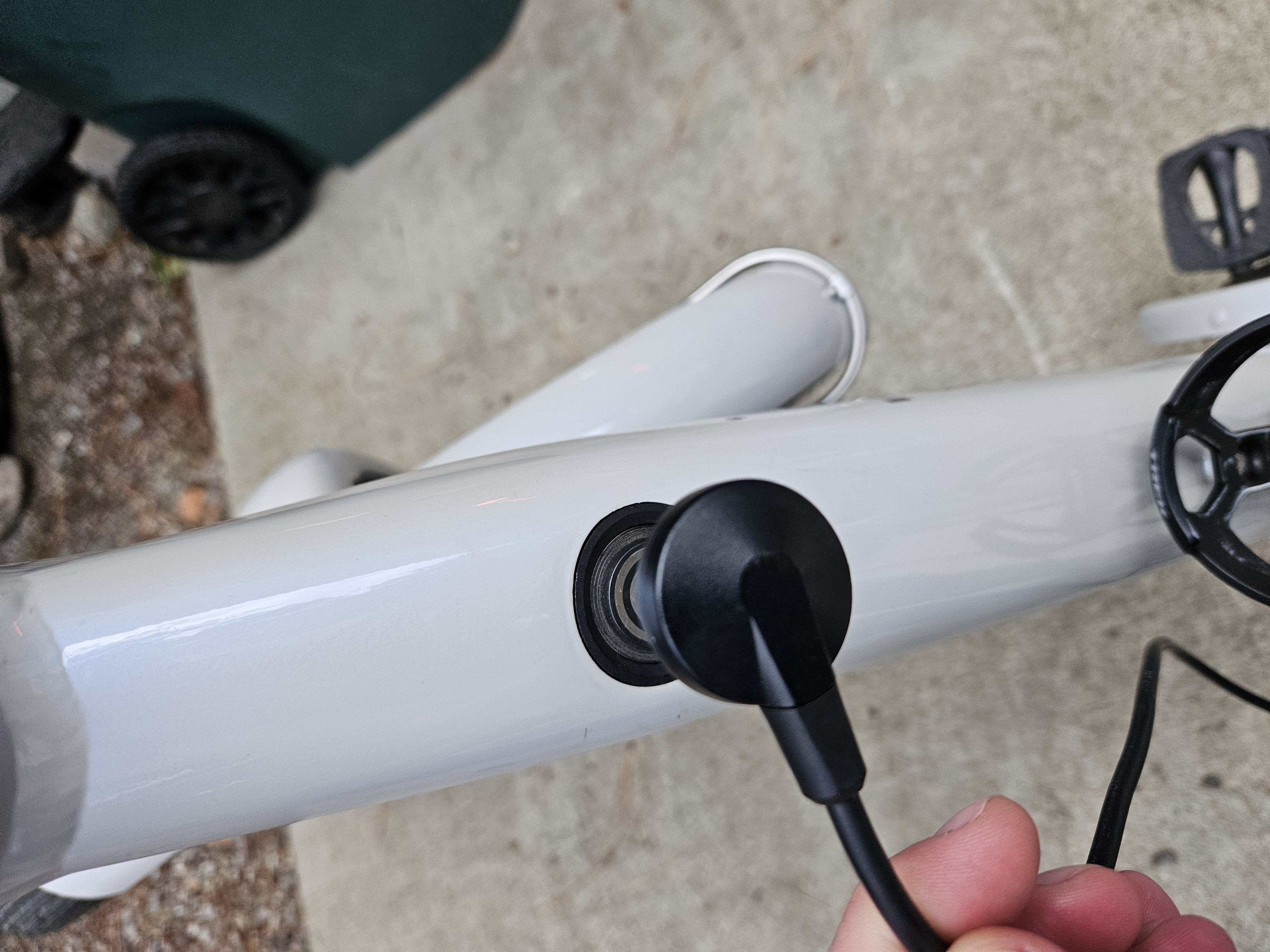 Magnetic charging port on the e-bike frame
