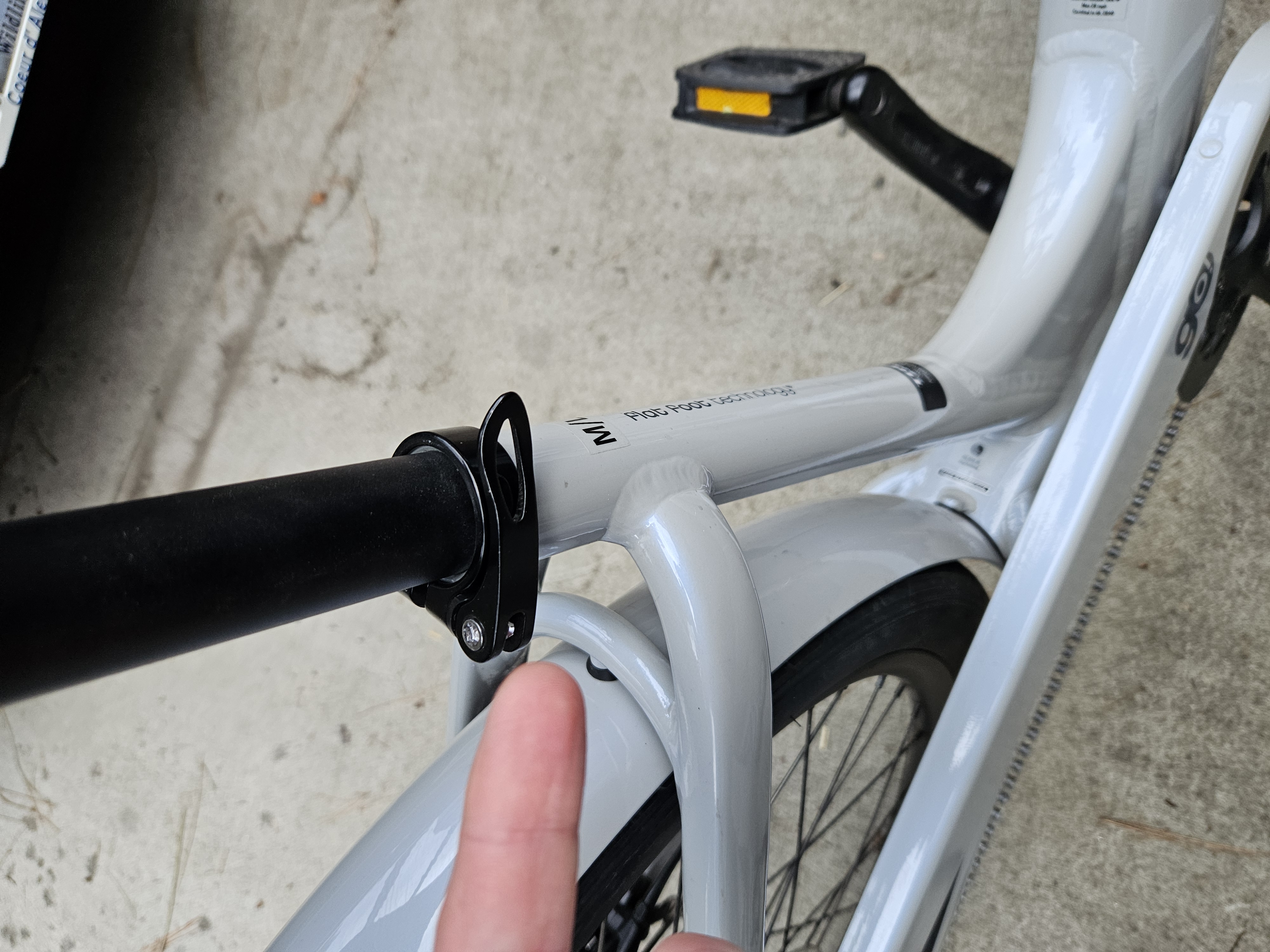Quick-release seat post clamp on the e-bike