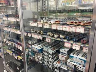 秋葉原のガラスケース陳列