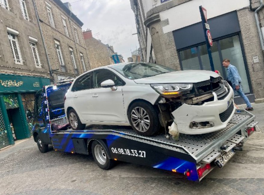 Dépannage d'une voiture accidentée par VD Transports