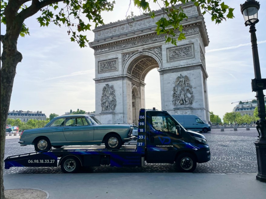 Camion VD Transports devant l'Arc de Triomphe à Paris