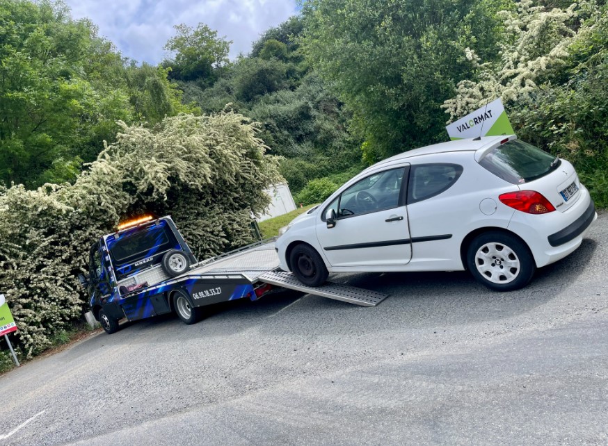 Chargement d'une Peugeot 207 sur plateau VD Transports