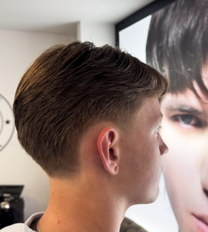 Strakke fade met textuur bovenop