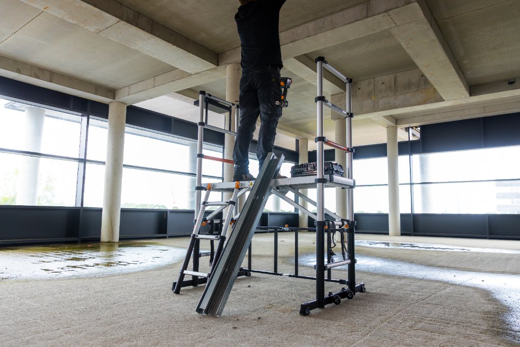 Vakman werkt in showroom op de Batavia steiger