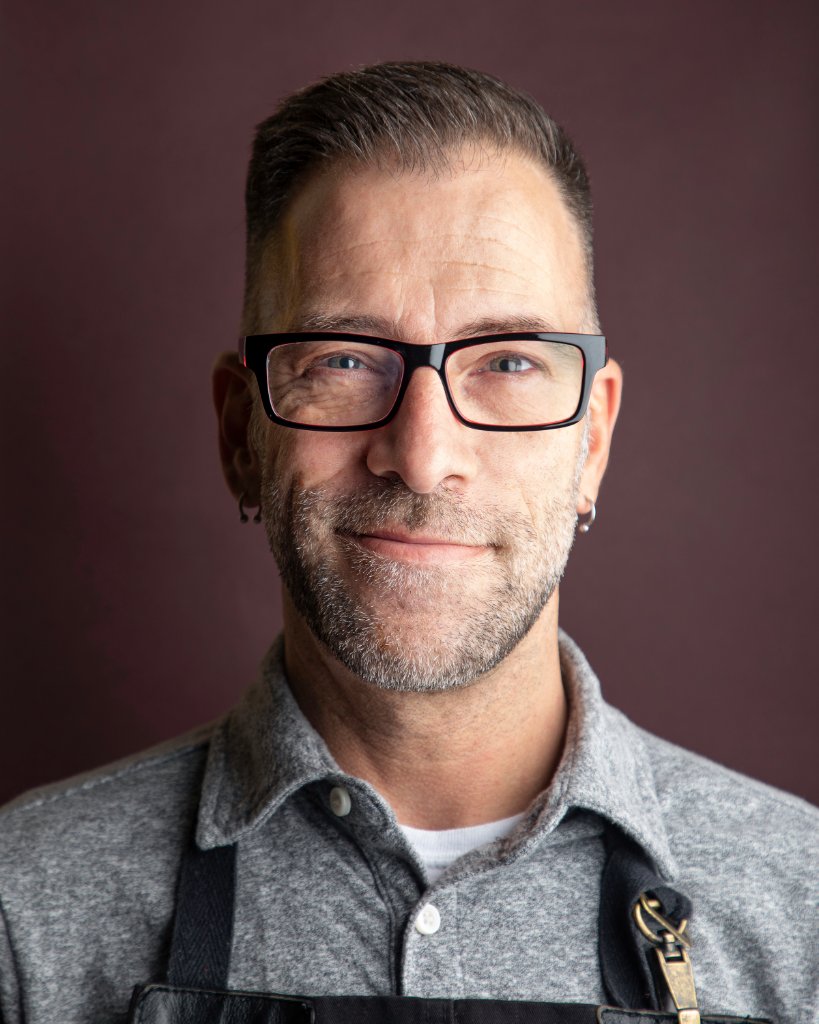 Gregory León