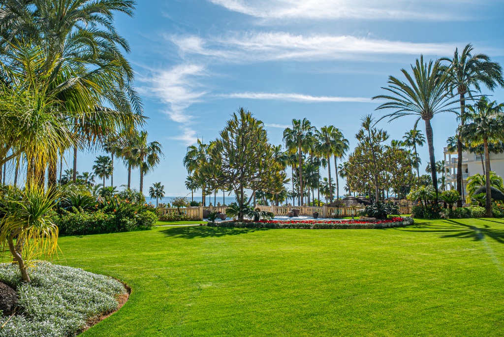 Luxury Beachfront Apartment – Las Dunas Park, Estepona - Image 17