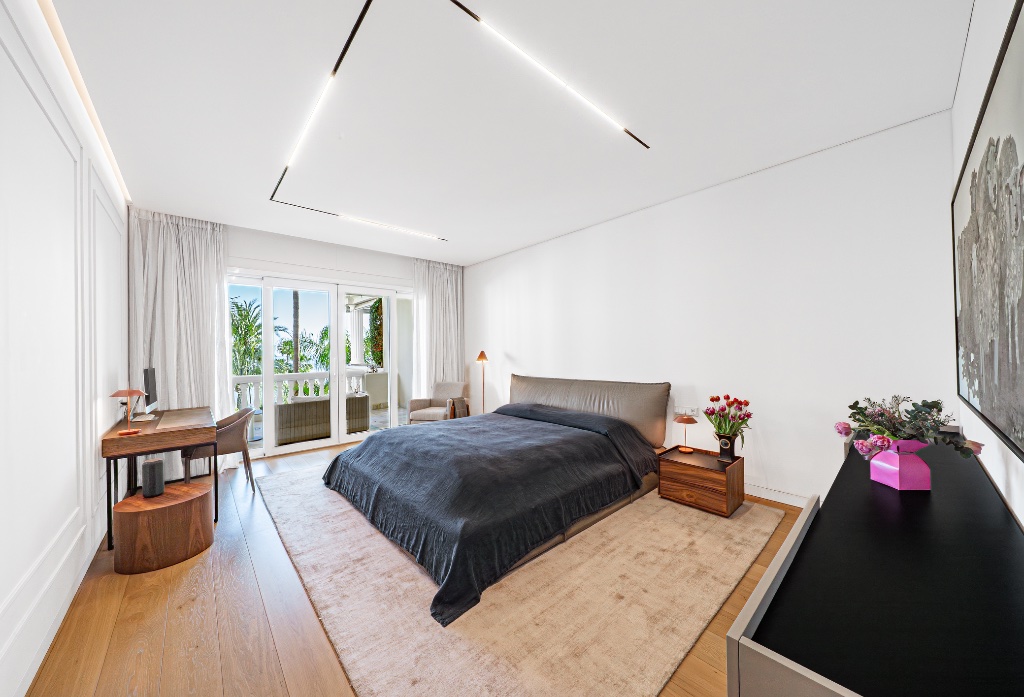 Luxury Beachfront Apartment – Las Dunas Park, Estepona - Image 9