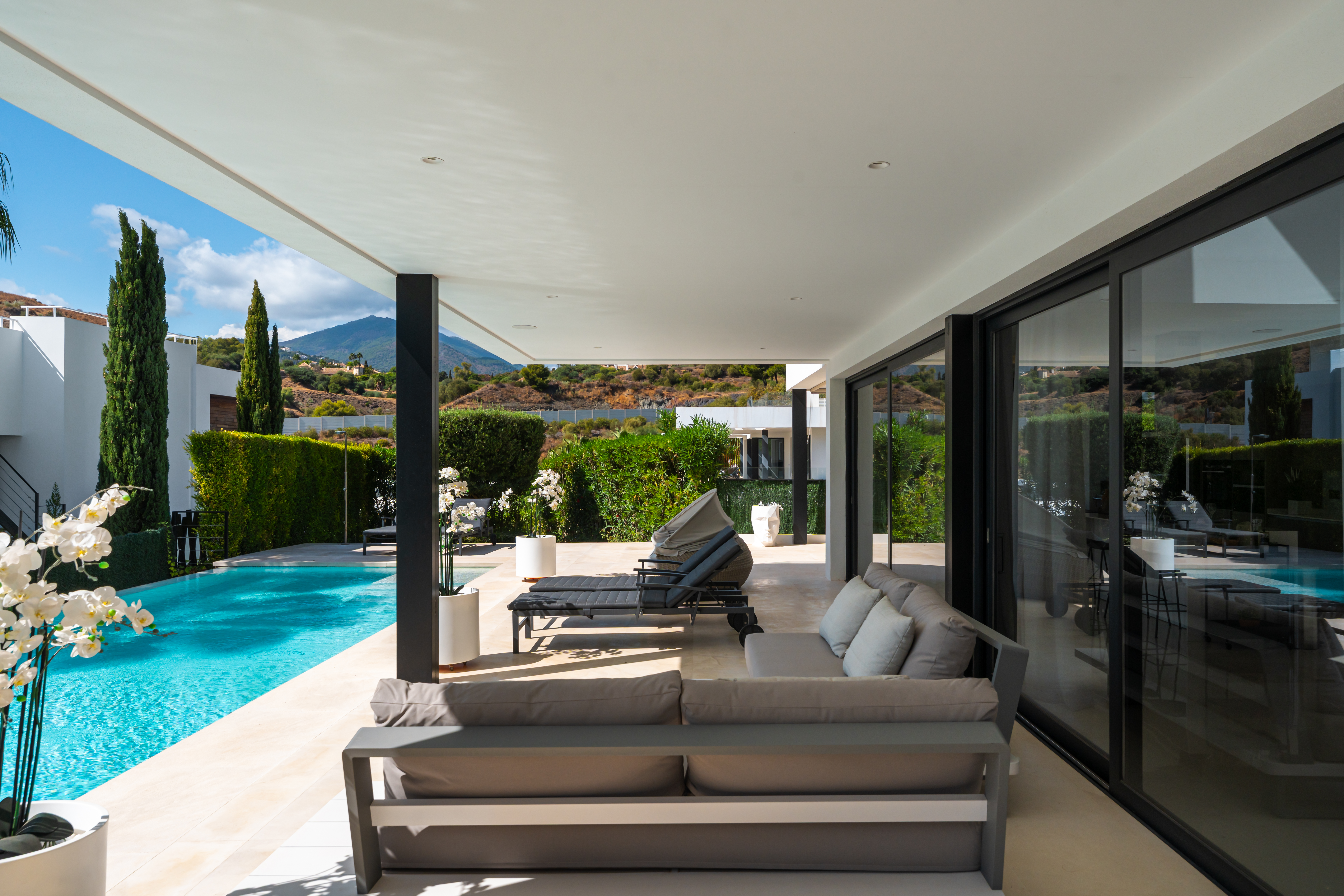 Luxury Contemporary Villa for Sale in Nueva Andalucía, Marbella – Private Pool & Rooftop Jacuzzi - Image 2