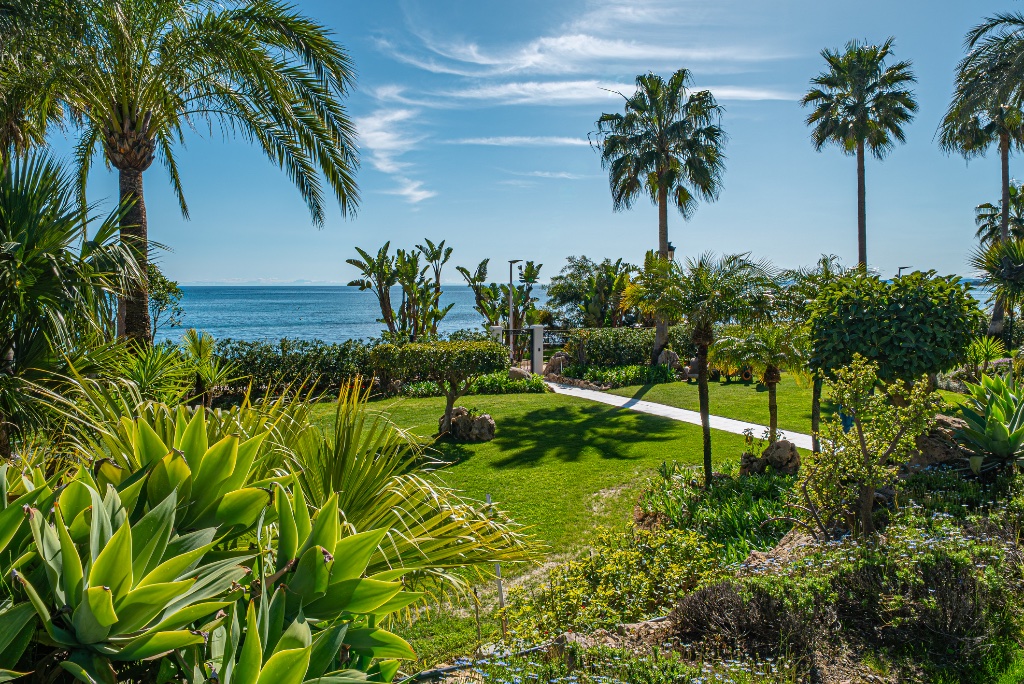 Luxury Beachfront Apartment – Las Dunas Park, Estepona - Image 21