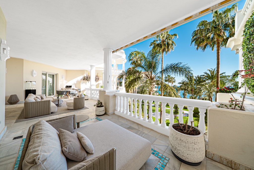 Luxury Beachfront Apartment – Las Dunas Park, Estepona - Image 14