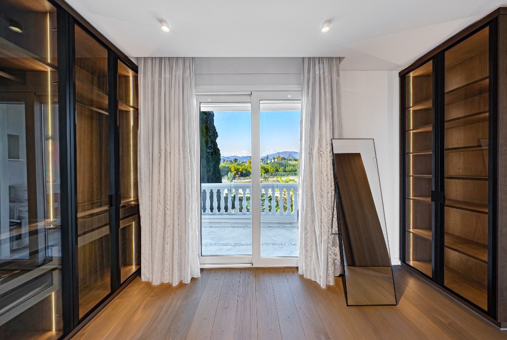 Luxury Beachfront Apartment – Las Dunas Park, Estepona - Image 11