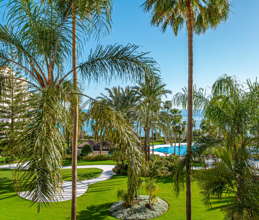 Luxury Beachfront Apartment – Las Dunas Park, Estepona - Image 16