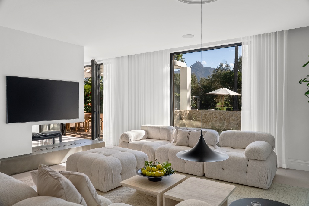 Luxury Frontline Golf Villa in Marbella | Italian-Inspired Contemporary Masterpiece - Image 3