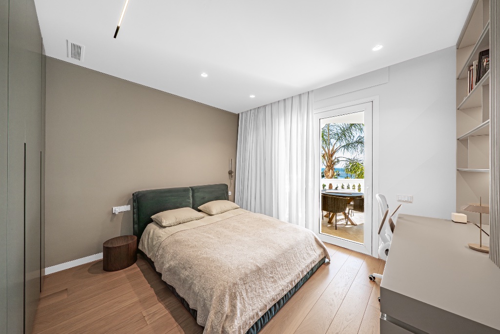 Luxury Beachfront Apartment – Las Dunas Park, Estepona - Image 26
