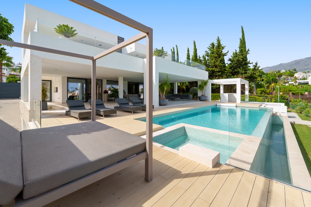 LEO 21B | Luxury Frontline Golf Villa for Sale in Nueva Andalucía, Marbella | Contemporary 5-Bedroom Villa with Infinity Pool - Image 2