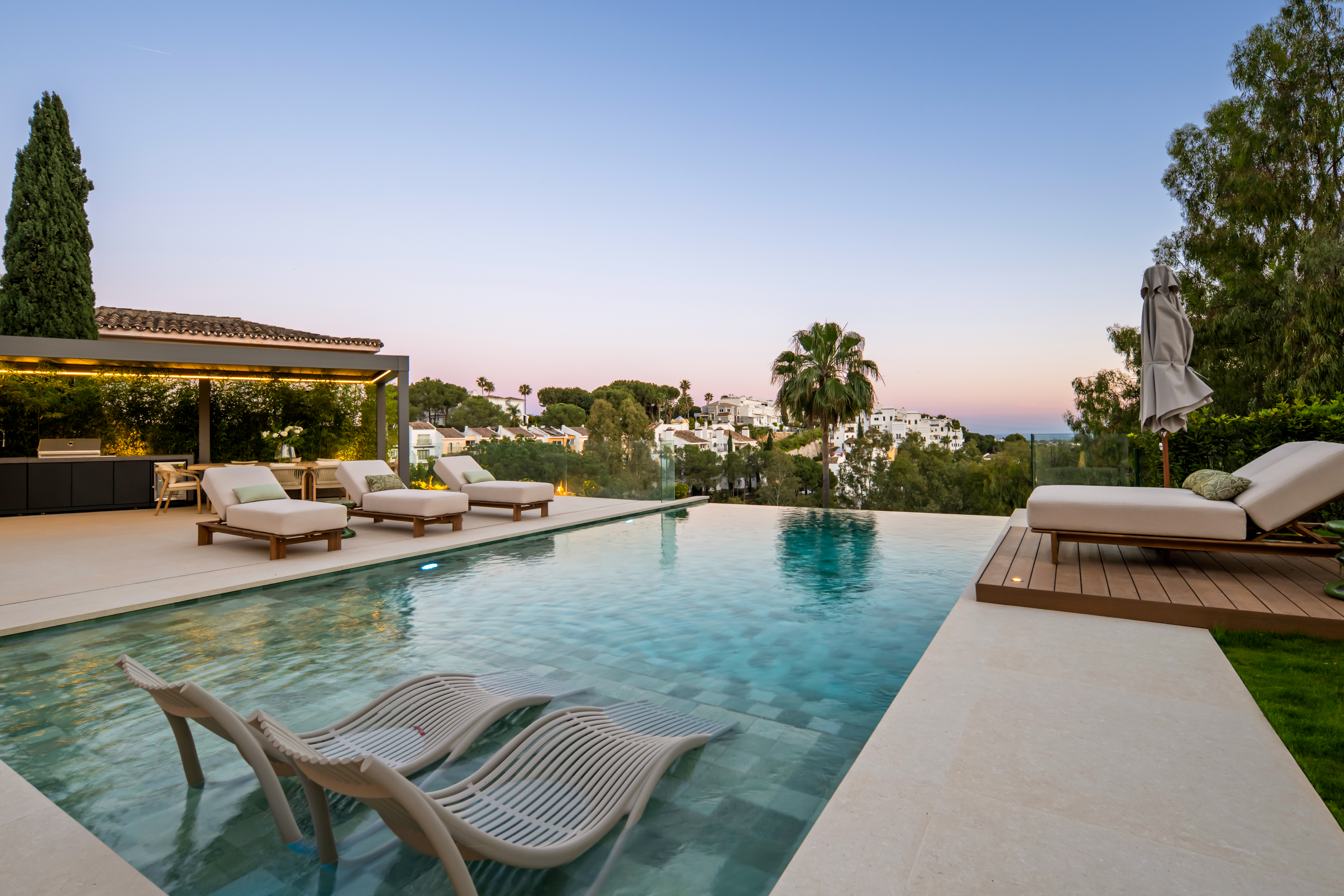 Luxury Villa for Sale in El Herrojo, Benahavís - Image 2