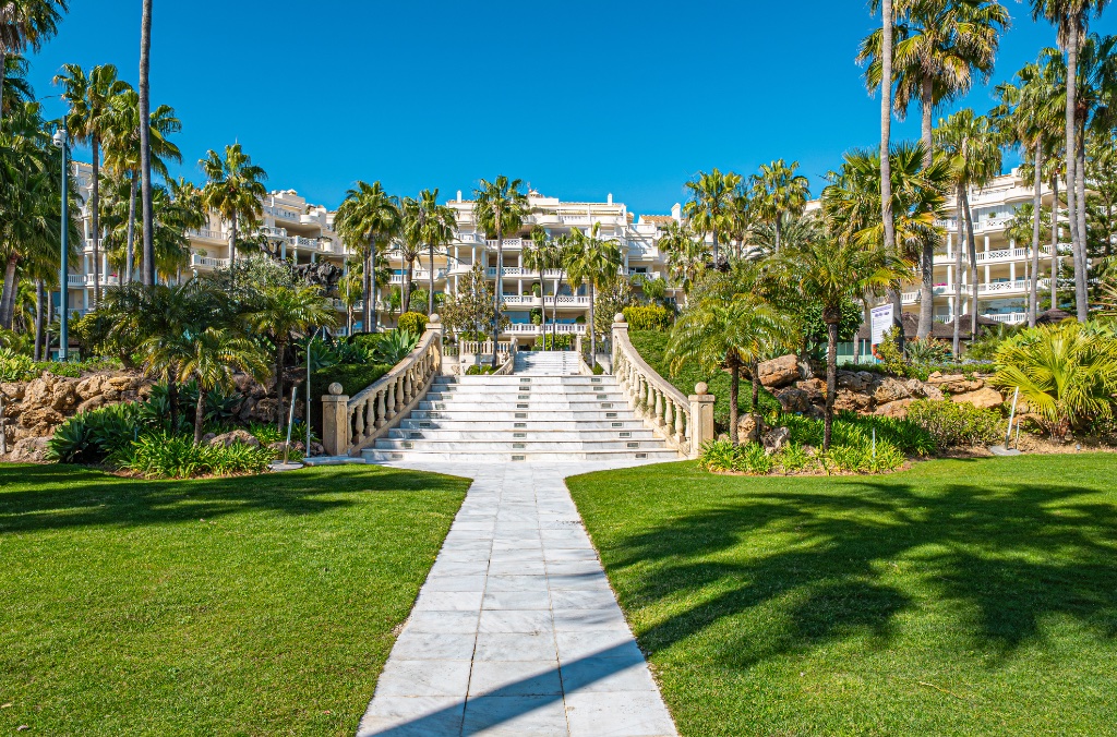 Luxury Beachfront Apartment – Las Dunas Park, Estepona - Image 20