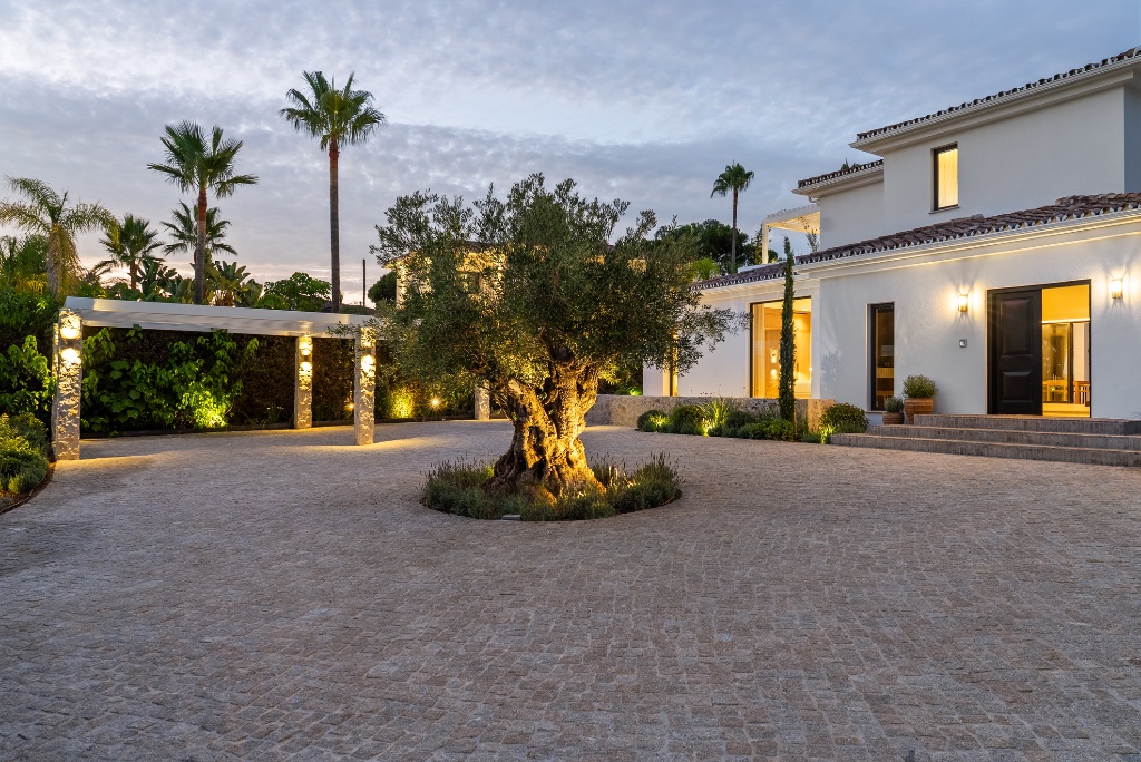 Luxury Frontline Golf Villa in Marbella | Italian-Inspired Contemporary Masterpiece - Image 40