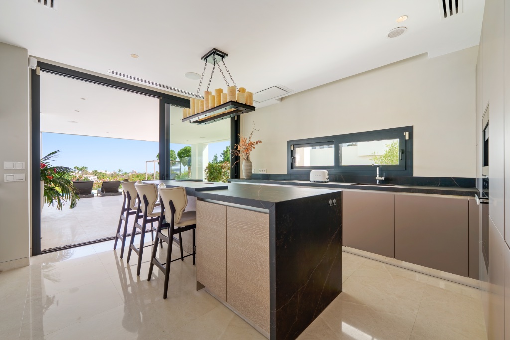 LEO 21B | Luxury Frontline Golf Villa for Sale in Nueva Andalucía, Marbella | Contemporary 5-Bedroom Villa with Infinity Pool - Image 8