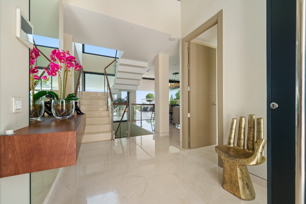 LEO 21B | Luxury Frontline Golf Villa for Sale in Nueva Andalucía, Marbella | Contemporary 5-Bedroom Villa with Infinity Pool - Image 15