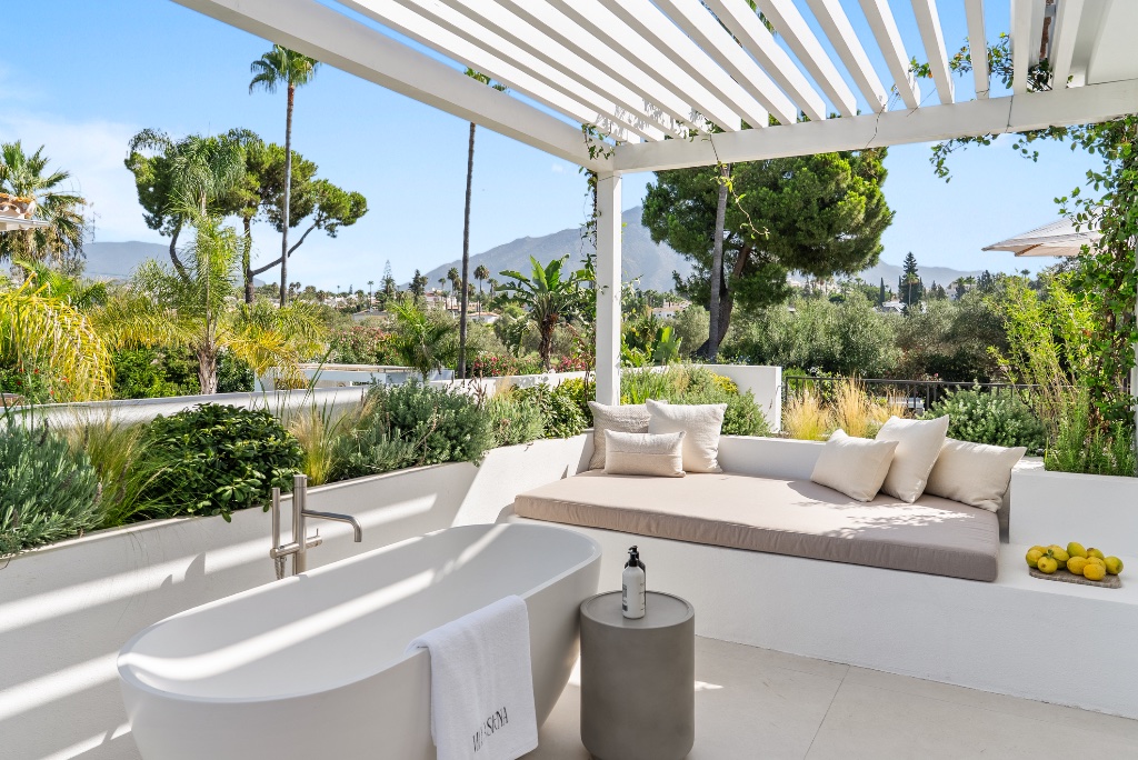 Luxury Frontline Golf Villa in Marbella | Italian-Inspired Contemporary Masterpiece - Image 27