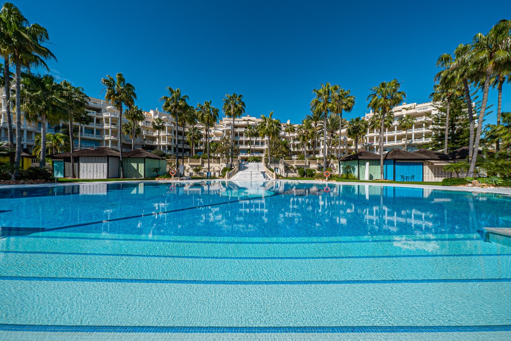 Luxury Beachfront Apartment – Las Dunas Park, Estepona - Image 3