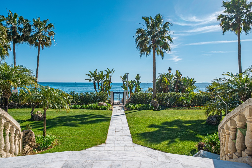 Luxury Beachfront Apartment – Las Dunas Park, Estepona - Image 19