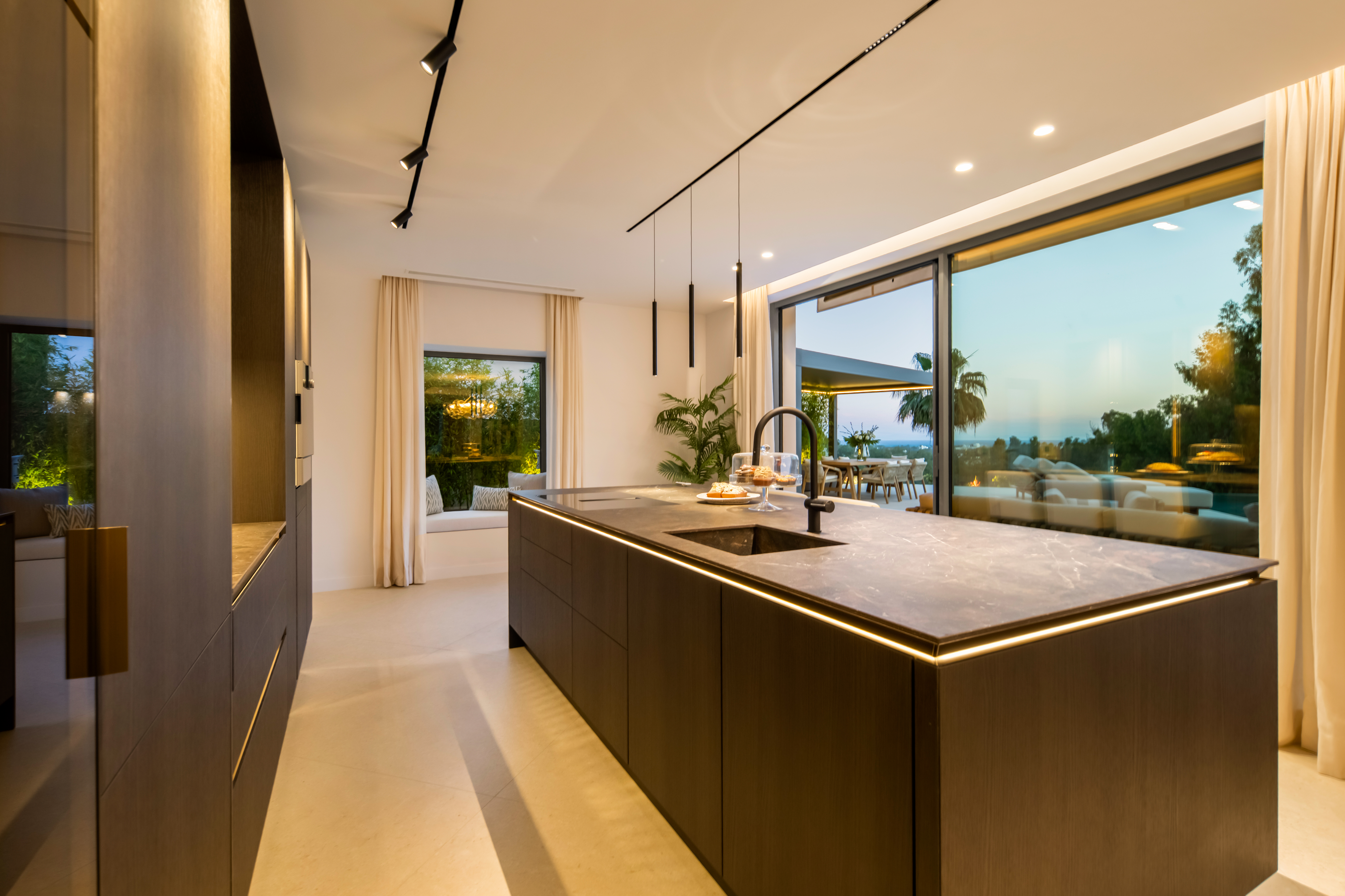 Luxury Villa for Sale in El Herrojo, Benahavís - Image 8