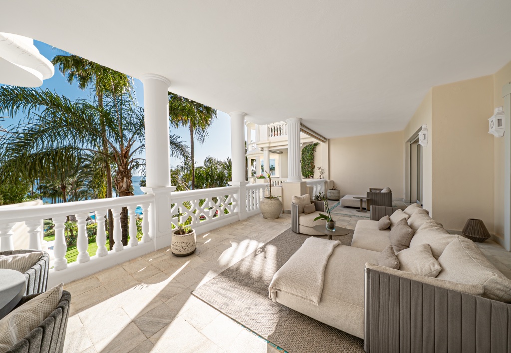 Luxury Beachfront Apartment – Las Dunas Park, Estepona - Image 4