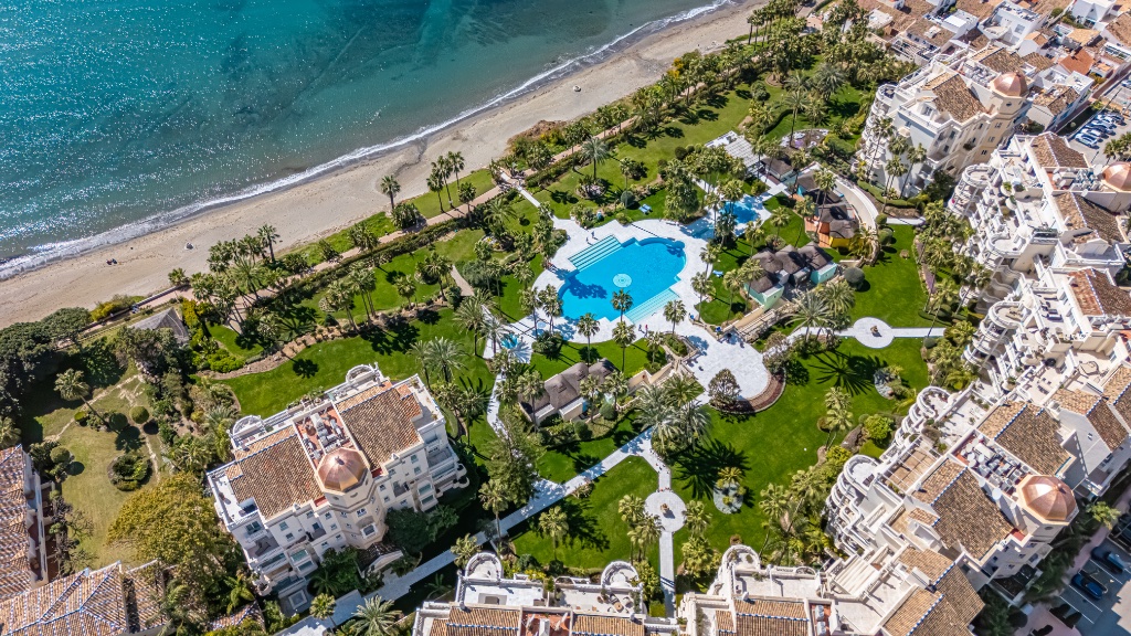 Luxury Beachfront Apartment – Las Dunas Park, Estepona - Image 2