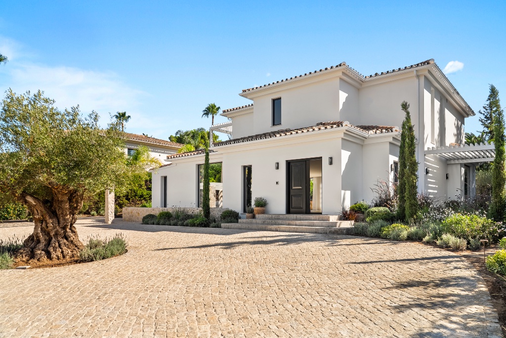 Luxury Frontline Golf Villa in Marbella | Italian-Inspired Contemporary Masterpiece - Image 30
