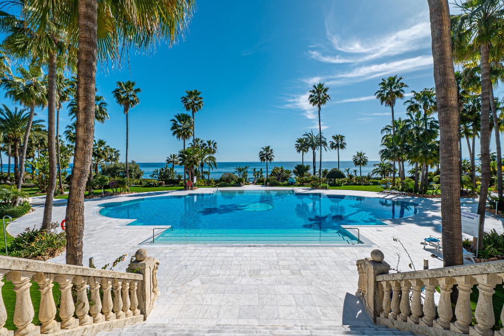 Luxury Beachfront Apartment – Las Dunas Park, Estepona - Image 18