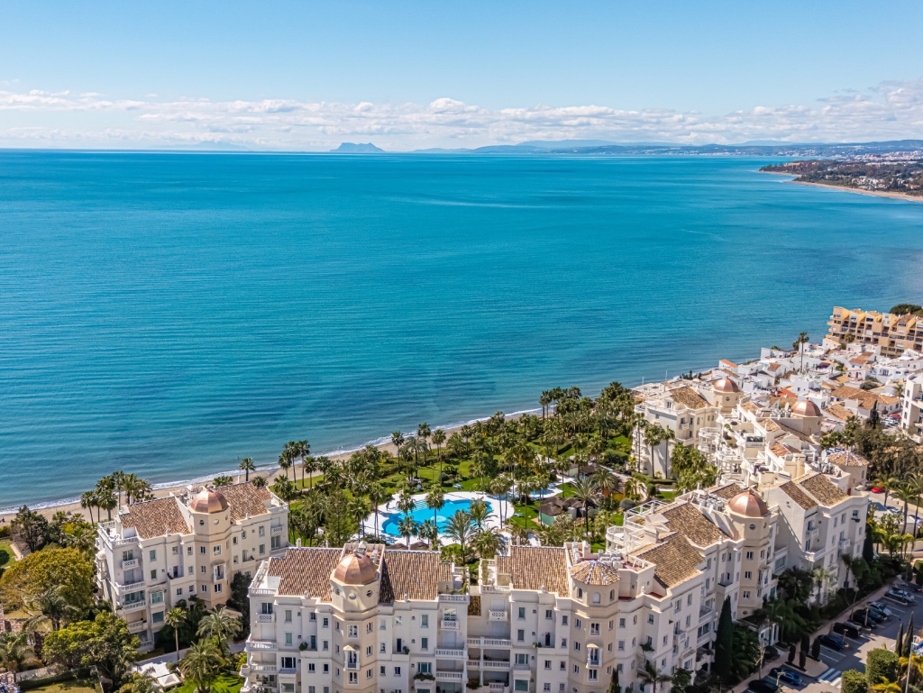 Luxury Beachfront Apartment – Las Dunas Park, Estepona - luxury property in Spain