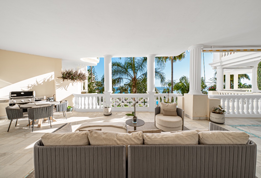 Luxury Beachfront Apartment – Las Dunas Park, Estepona - Image 15