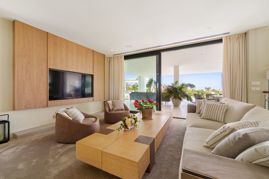 LEO 21B | Luxury Frontline Golf Villa for Sale in Nueva Andalucía, Marbella | Contemporary 5-Bedroom Villa with Infinity Pool - Image 7