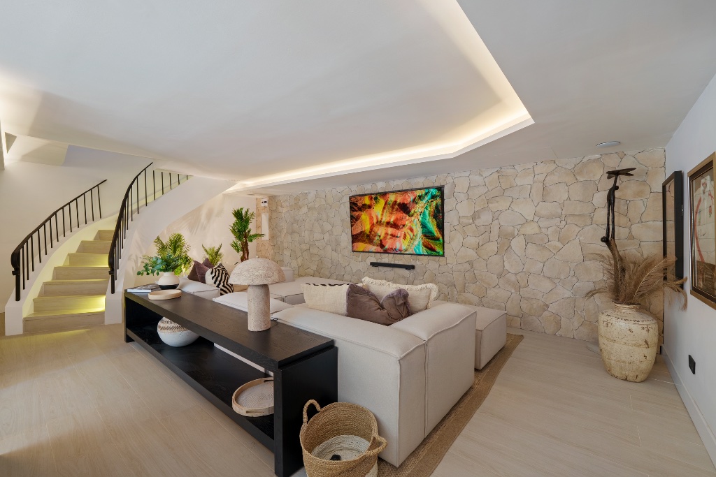 Luxury Villa for Sale in Nueva Andalucía, Marbella | Panoramic Sea Views | 6 Bedrooms - Image 11
