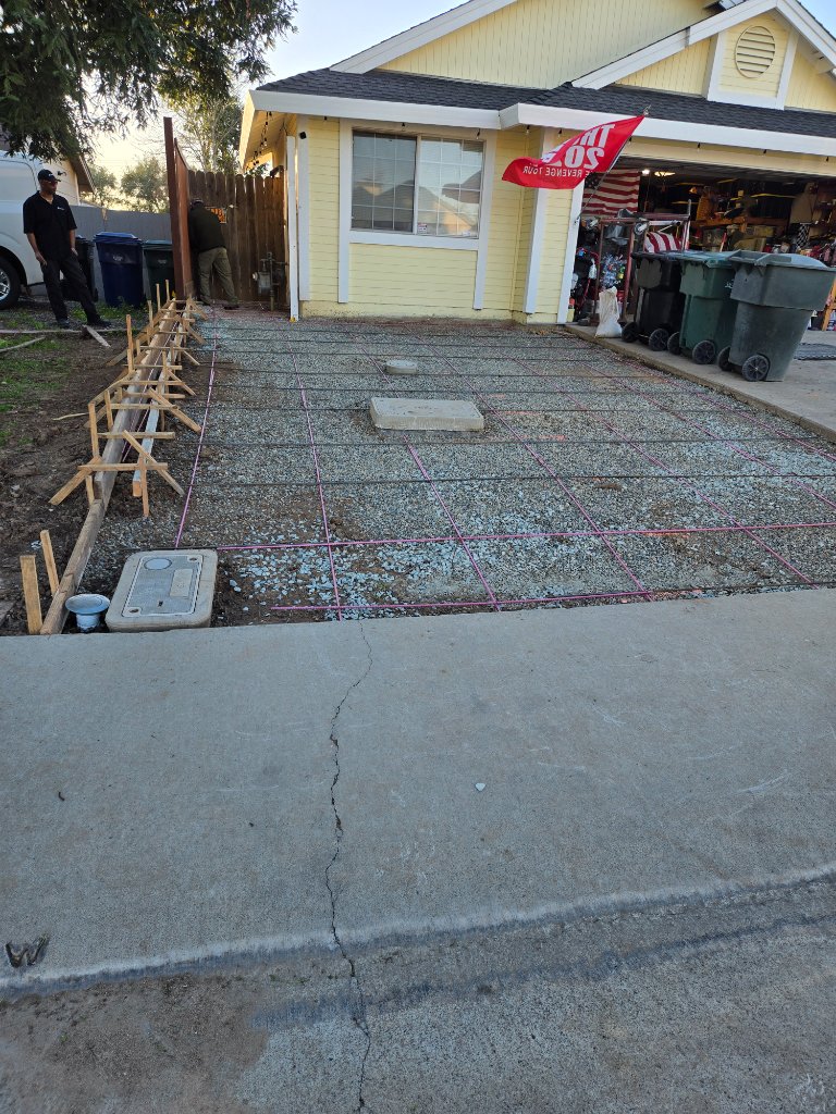 Concrete pool deck with curved coping edge