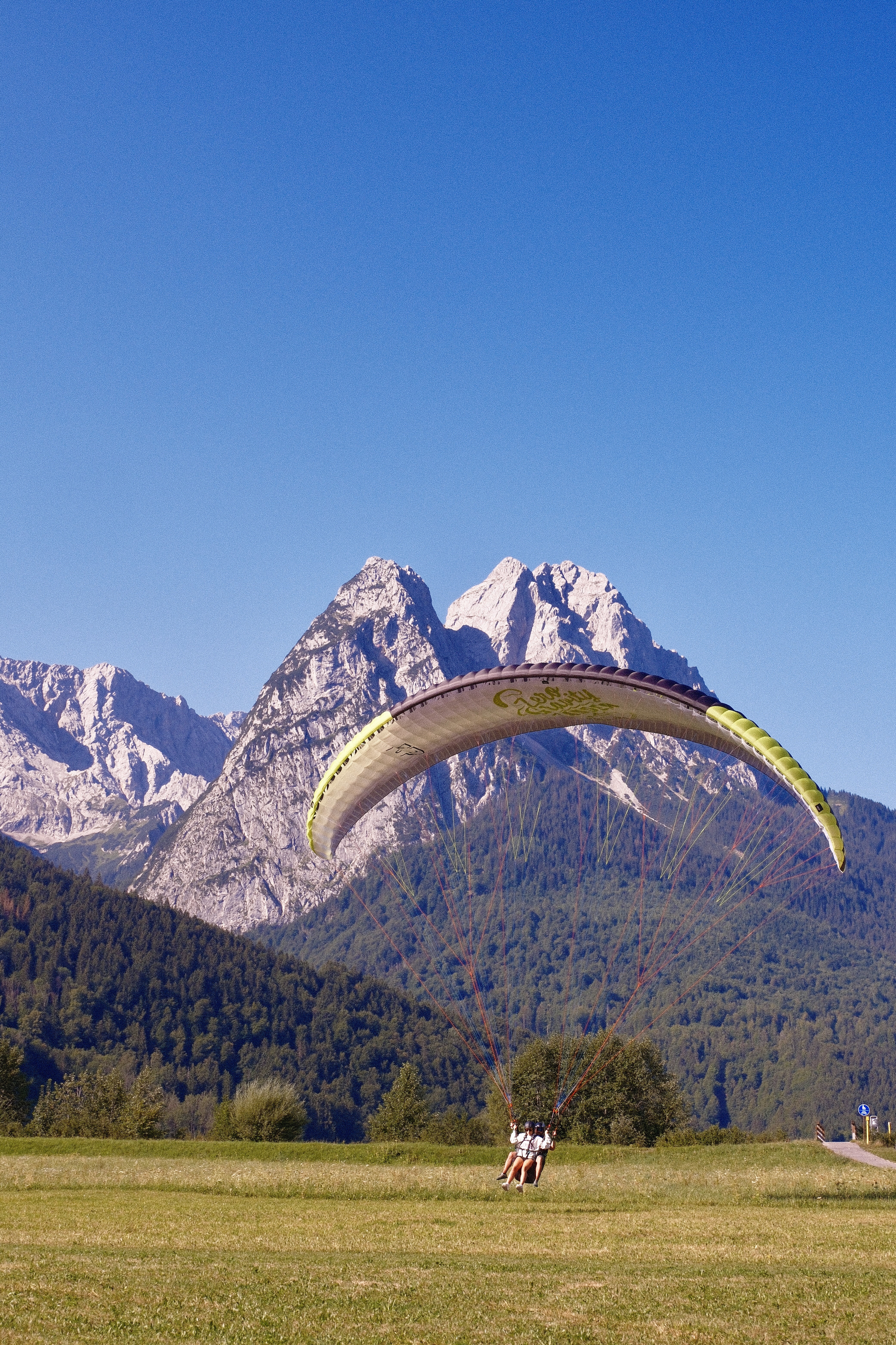 Landeanflug des Tandem-Gleitschirms