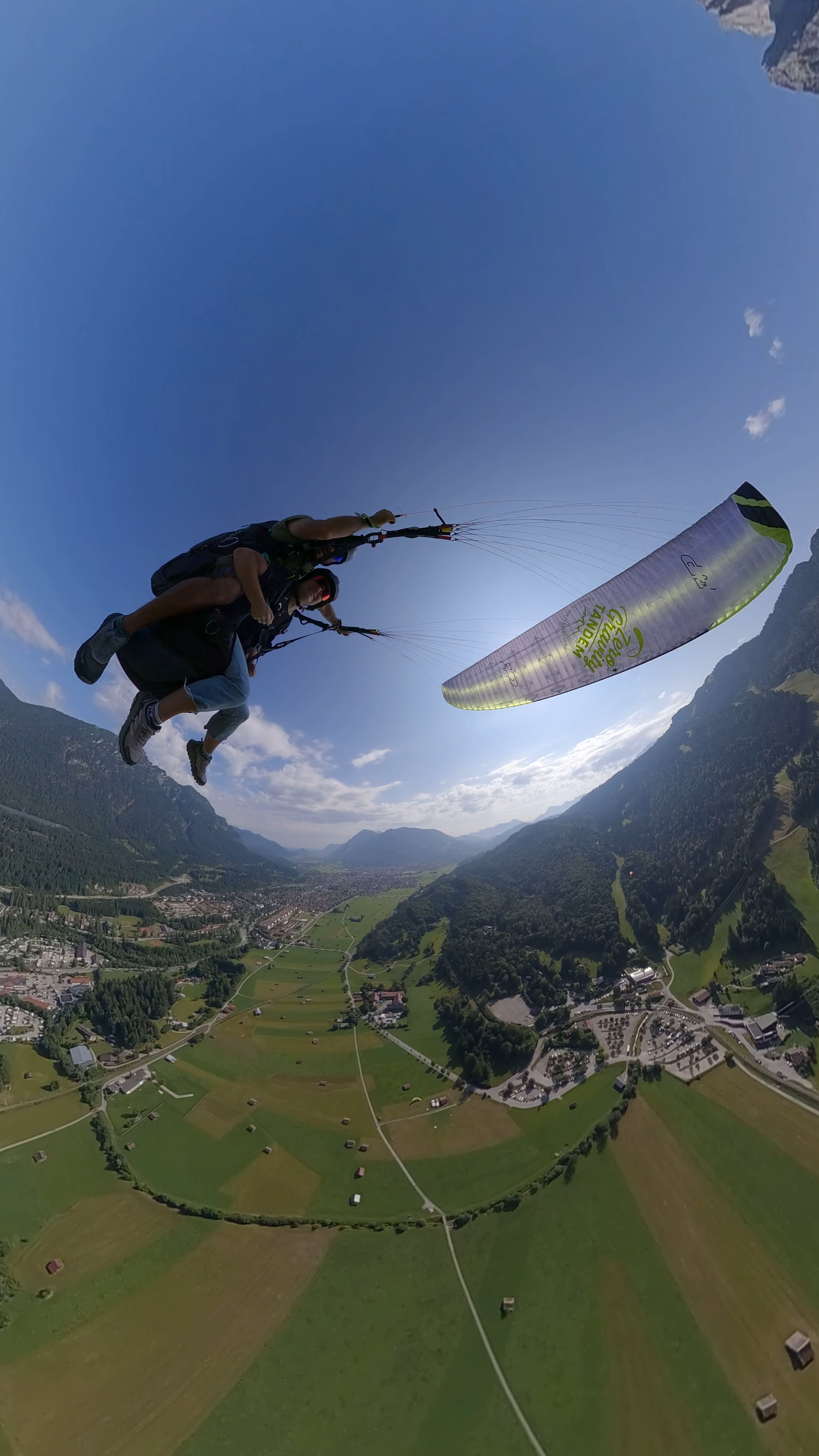 Vogelperspektive Tandem-Gleitschirm über Wiesen