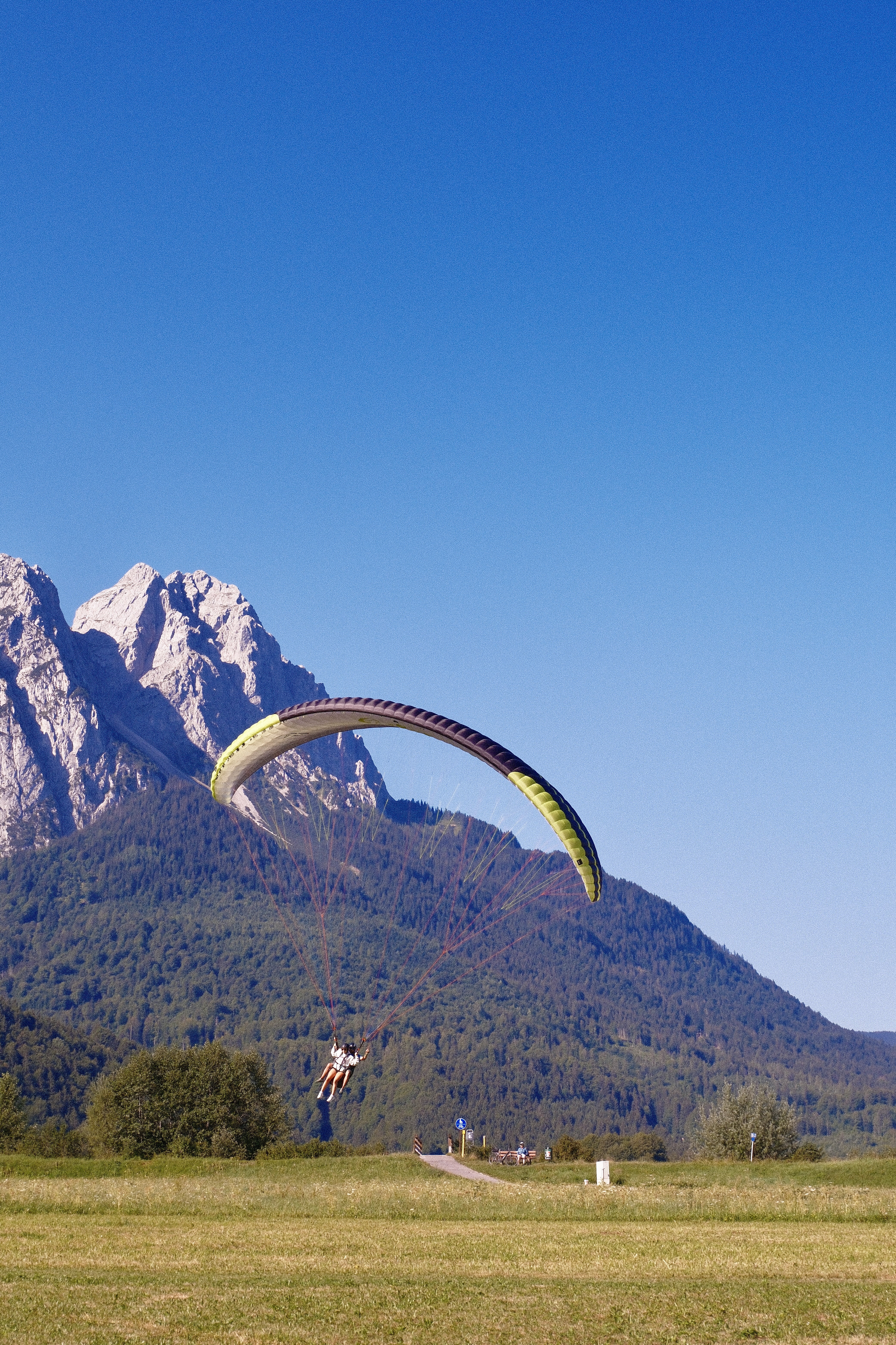 Tandem über Landefeld mit Bergpanorama