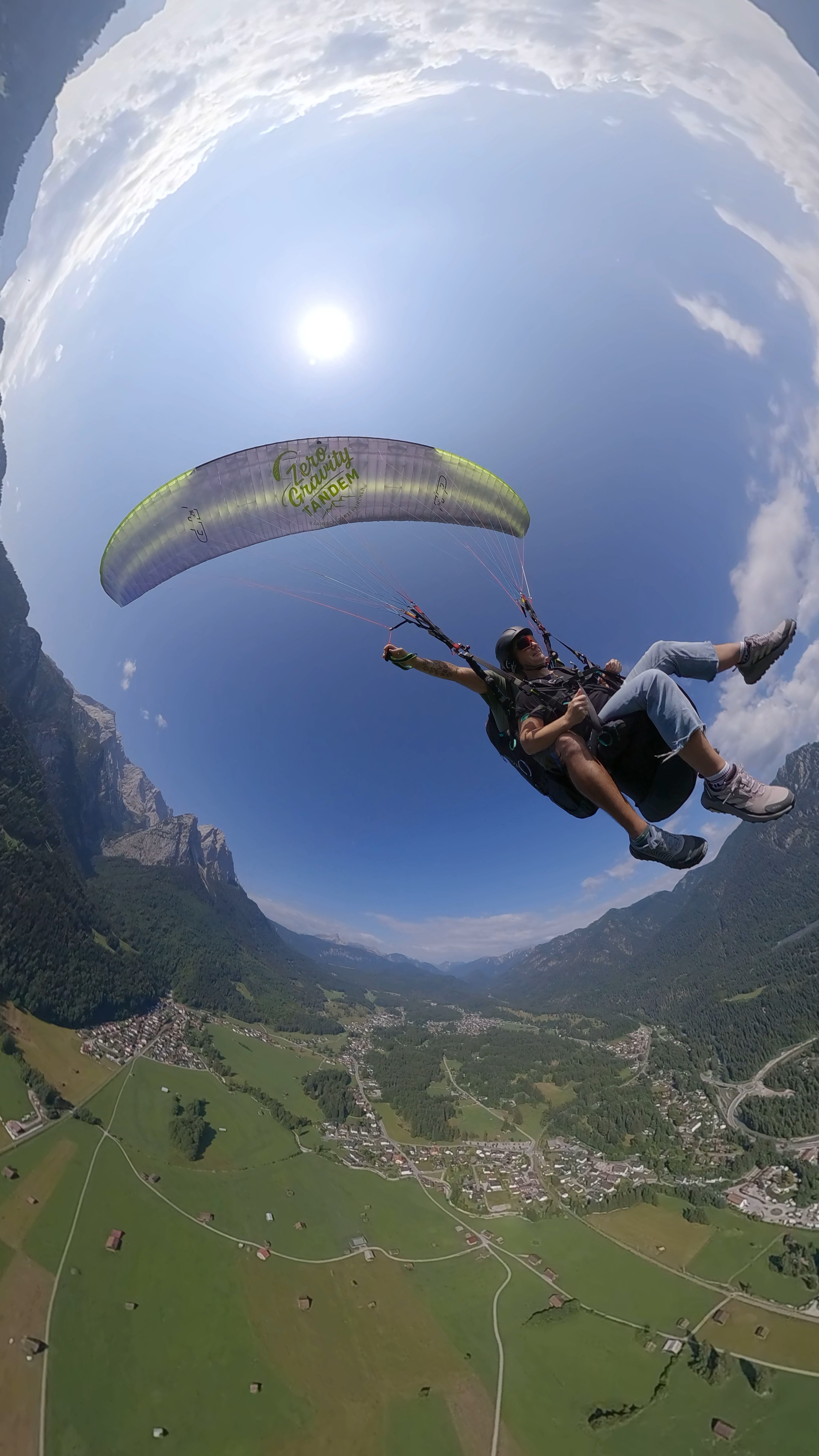 Tandemflug über dem Tal mit Fisheye-Perspektive