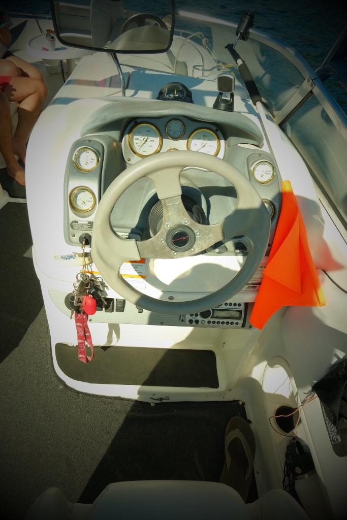 Boat helm and instrument panel