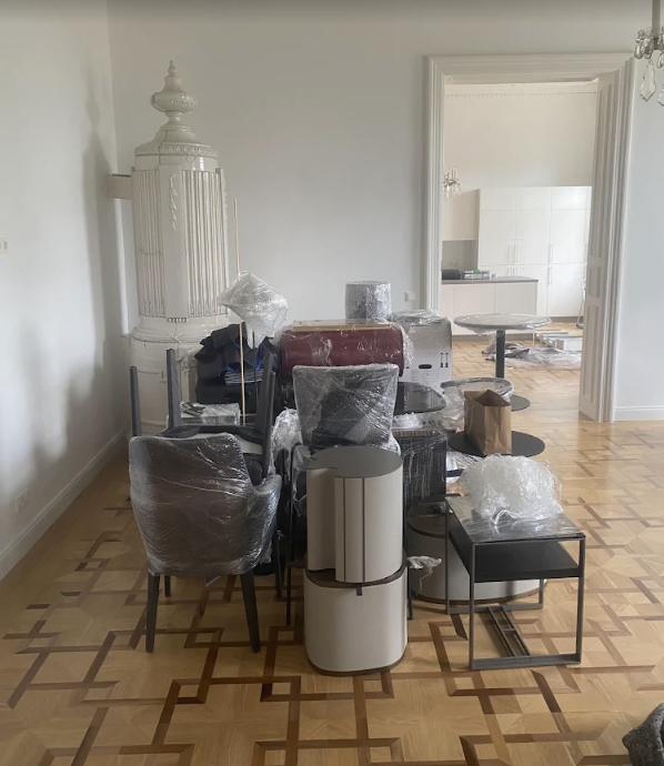 Verpackte Möbel in Wiener Altbauwohnung
