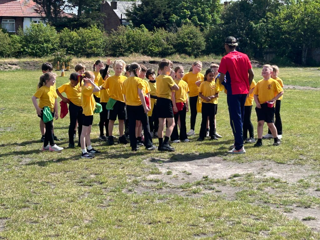 Teacher delivering a PE lesson using Sports I teaching cards