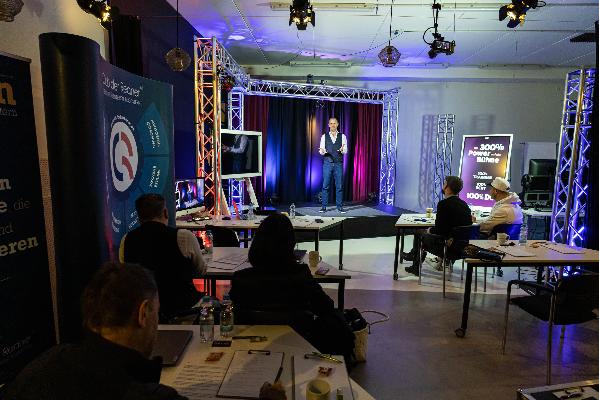 Studio der Rhetorik Akademie mit dem Leitsatz Mit 300% Power auf die Bühne
