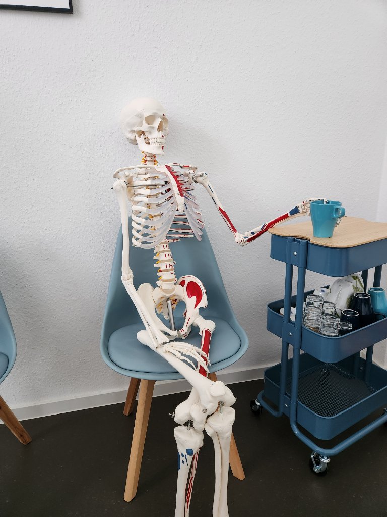 Wartebereich mit Skelett-Modell