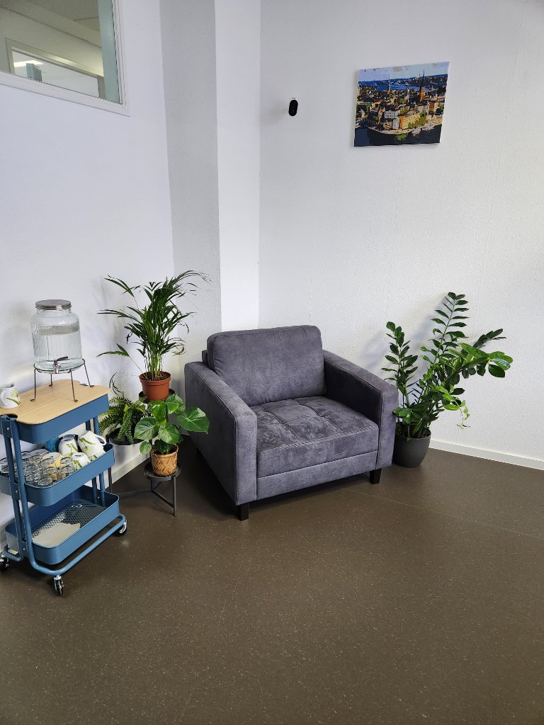 Wartebereich mit Sessel